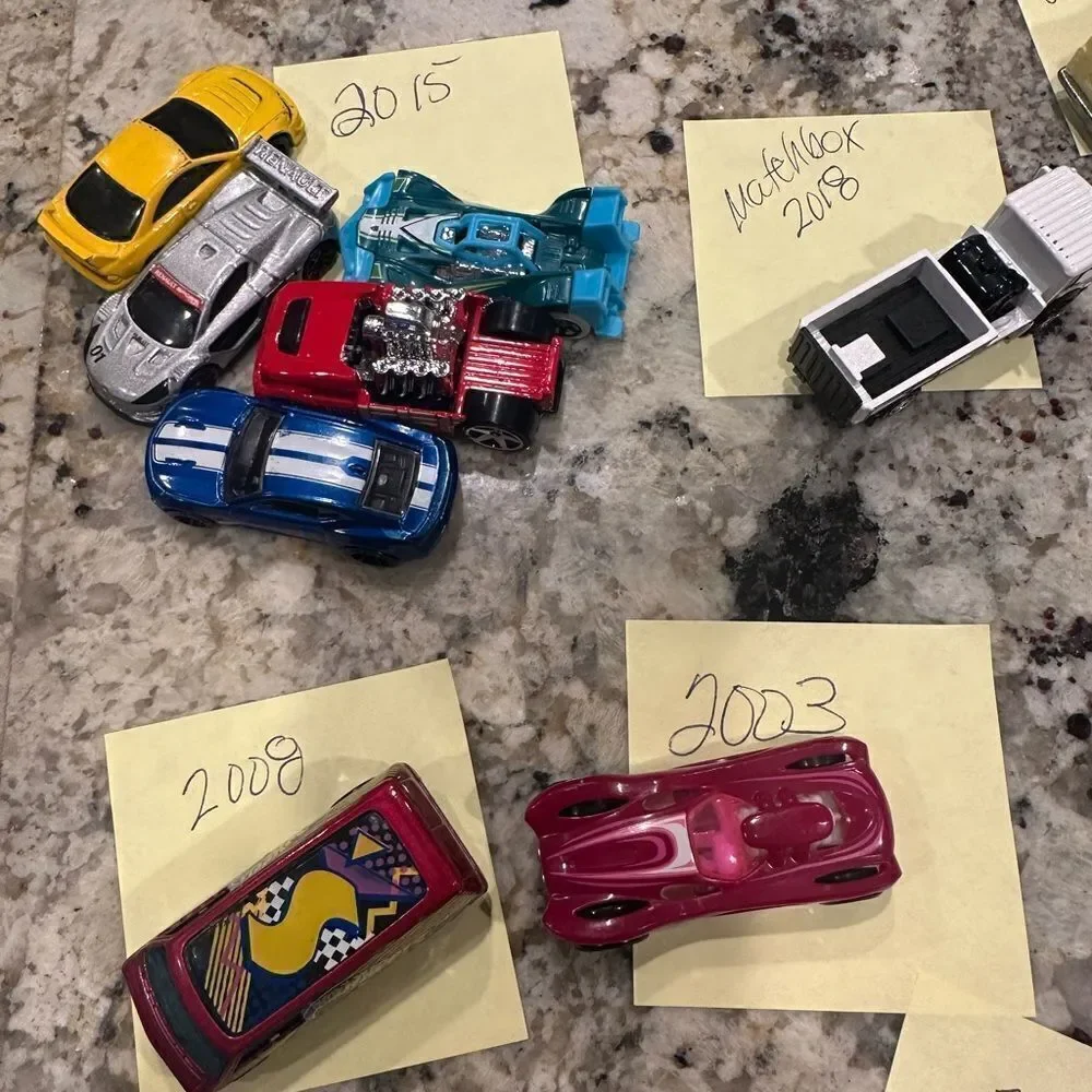Hot Wheels 100-Car, Rolling Storage Case with 14 cars